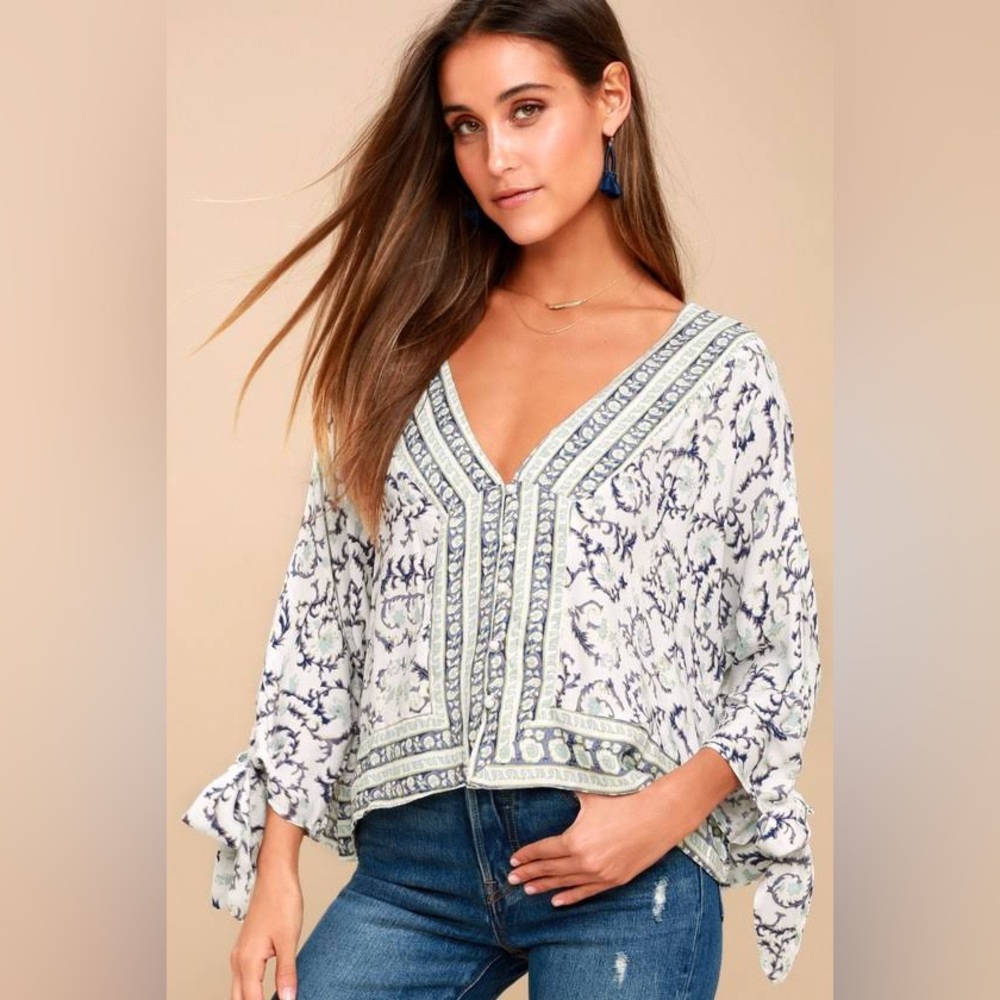Lulu’s My Kind of Paradise White and Blue Bohemian Boho Print Tie-Sleeve Top M
